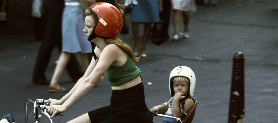 Vrouw op fiets, van Ed van der Elsken
