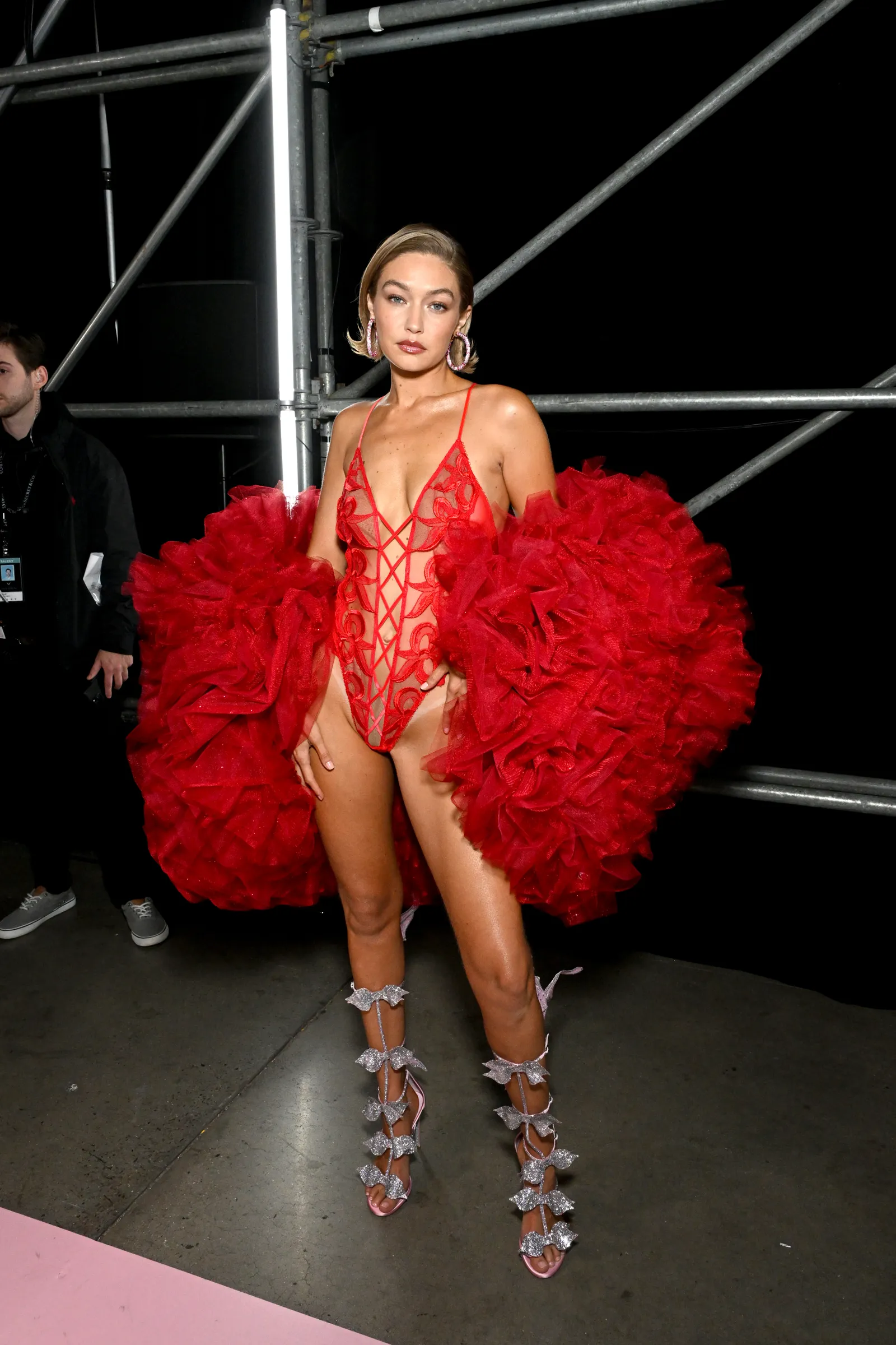 Gigi Hadid backstage bij de Victoria's Secret Fashion Show 2024