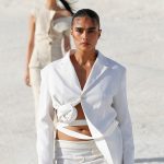 Jill Kortleve op de catwalk bij Jacquemus herfst/winter 2022