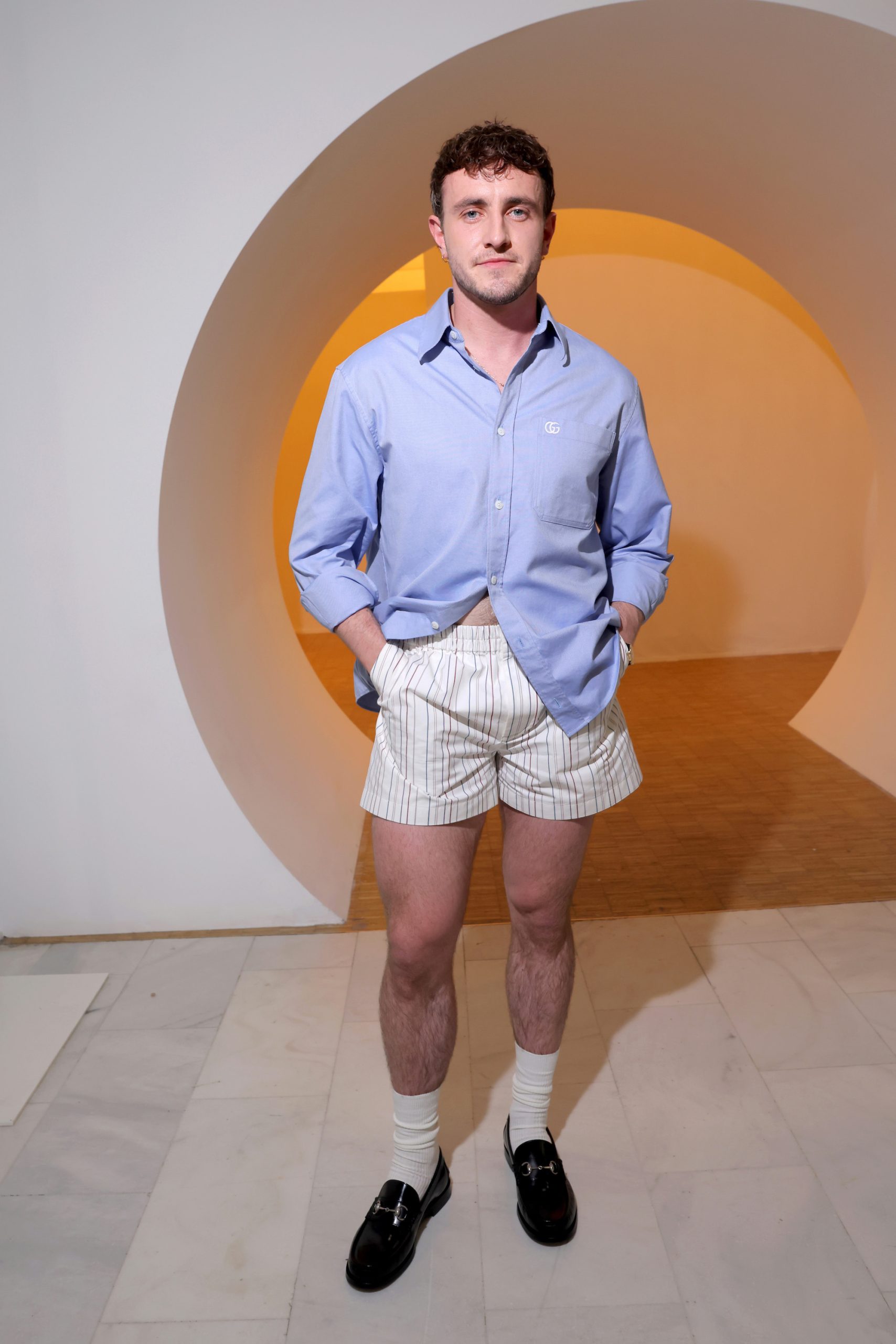 Paul Mescal bij de Gucci menswear lente/zomer 2025-show, gestyled door celebritystylist Felicity Kay