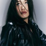 Peggy Gou met een pluk haar voor haar gezicht in Vogue Nederland