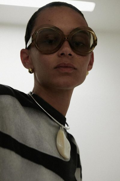 de-bug-eye-zonnebril-maakt-een-comeback-en-past-perfect-bij-de-nieuwe-golf-van-glamour-318451