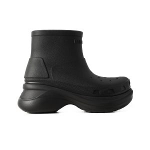 Schoenen van Balenciaga x Crocs die tegen regen kunnen