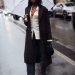 Een streetstyle-ster loopt in de regen in Kopenhagen