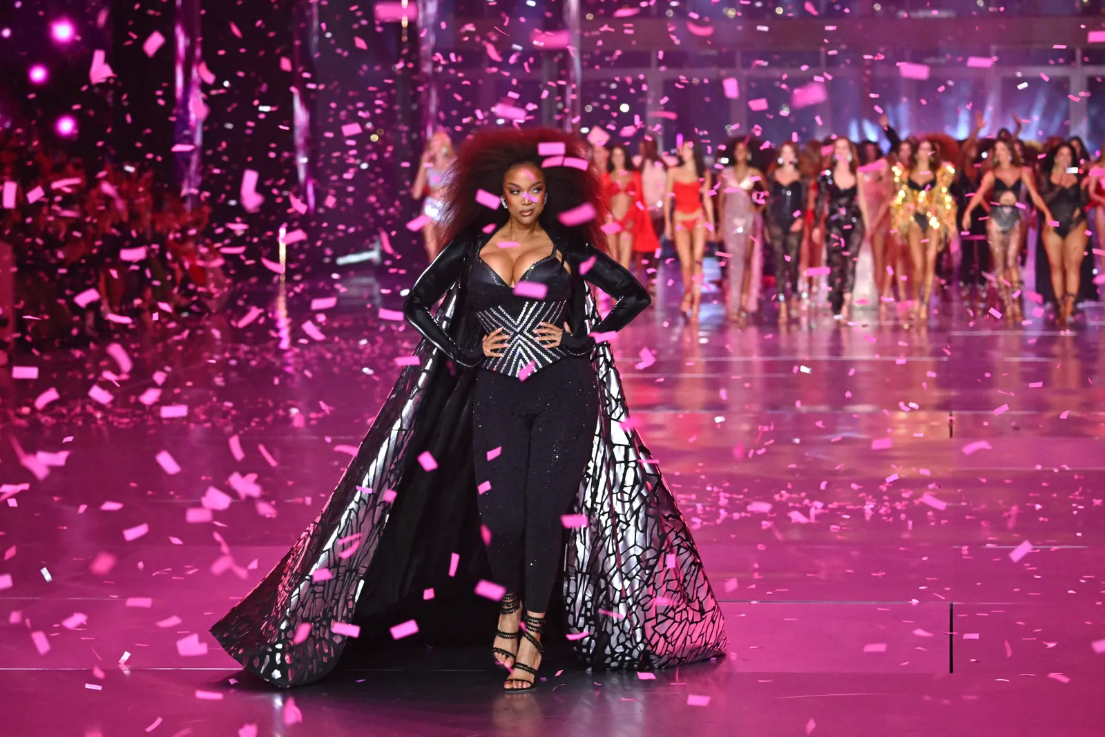 Tyra Banks op de catwalk van de Victoria's Secret Fashion Show 2024
