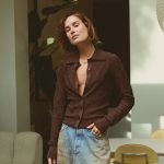 Model Vera van Erp in haar appartement