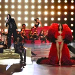 Cher en Bella Hadid op de catwalk van de Victoria's Secret Fashion Show 2024