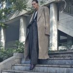 Malgosia Bela draagt een wollen broek in haar shoot voor Vogue Nederland