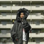 Model met Yume Yume hood op