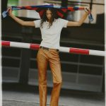 Model met polo boven haar hoofd