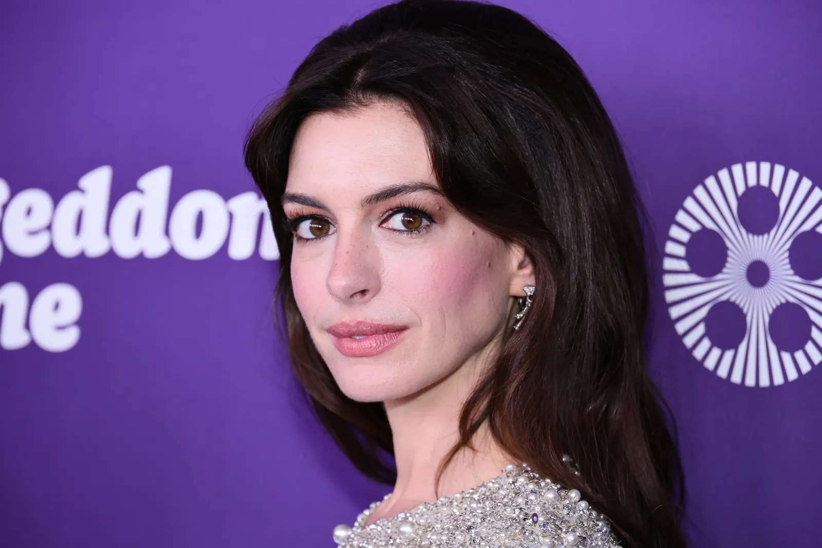 Anne Hathaway voor artikel over verjaardag