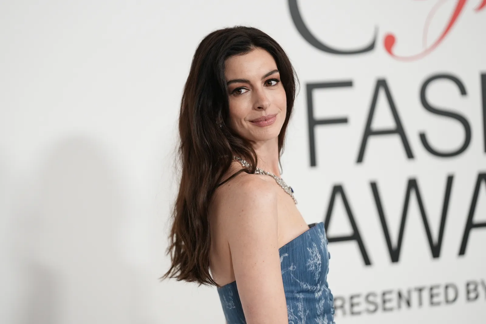 Anne Hathaway voor artikel over verjaardag