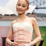 Ariana Grande in een two-piece van Bode bij Wicked vertoning in Sydney
