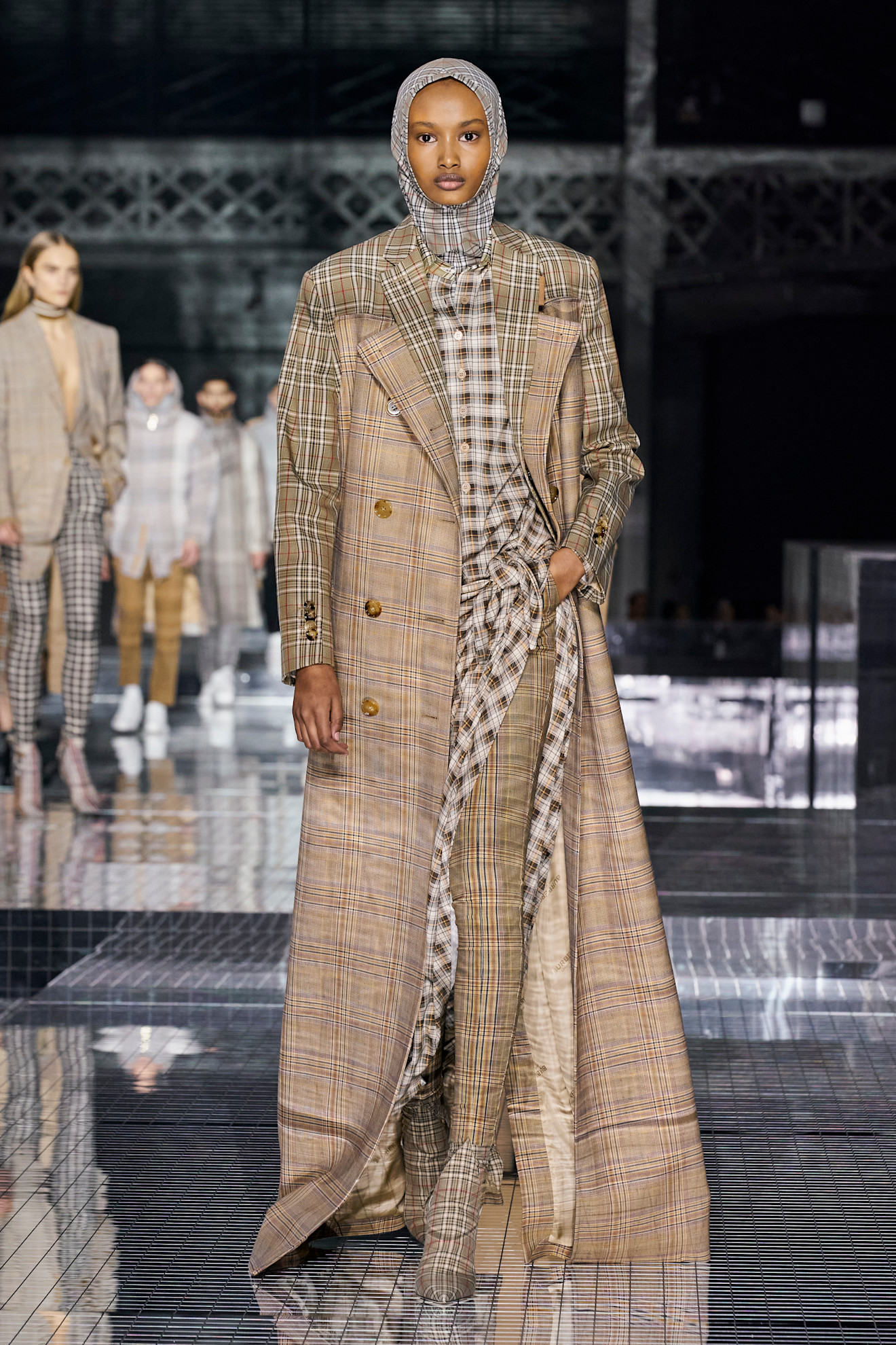 Ugbad Abdi op de catwalk bij Burberry herfst/winter 2020