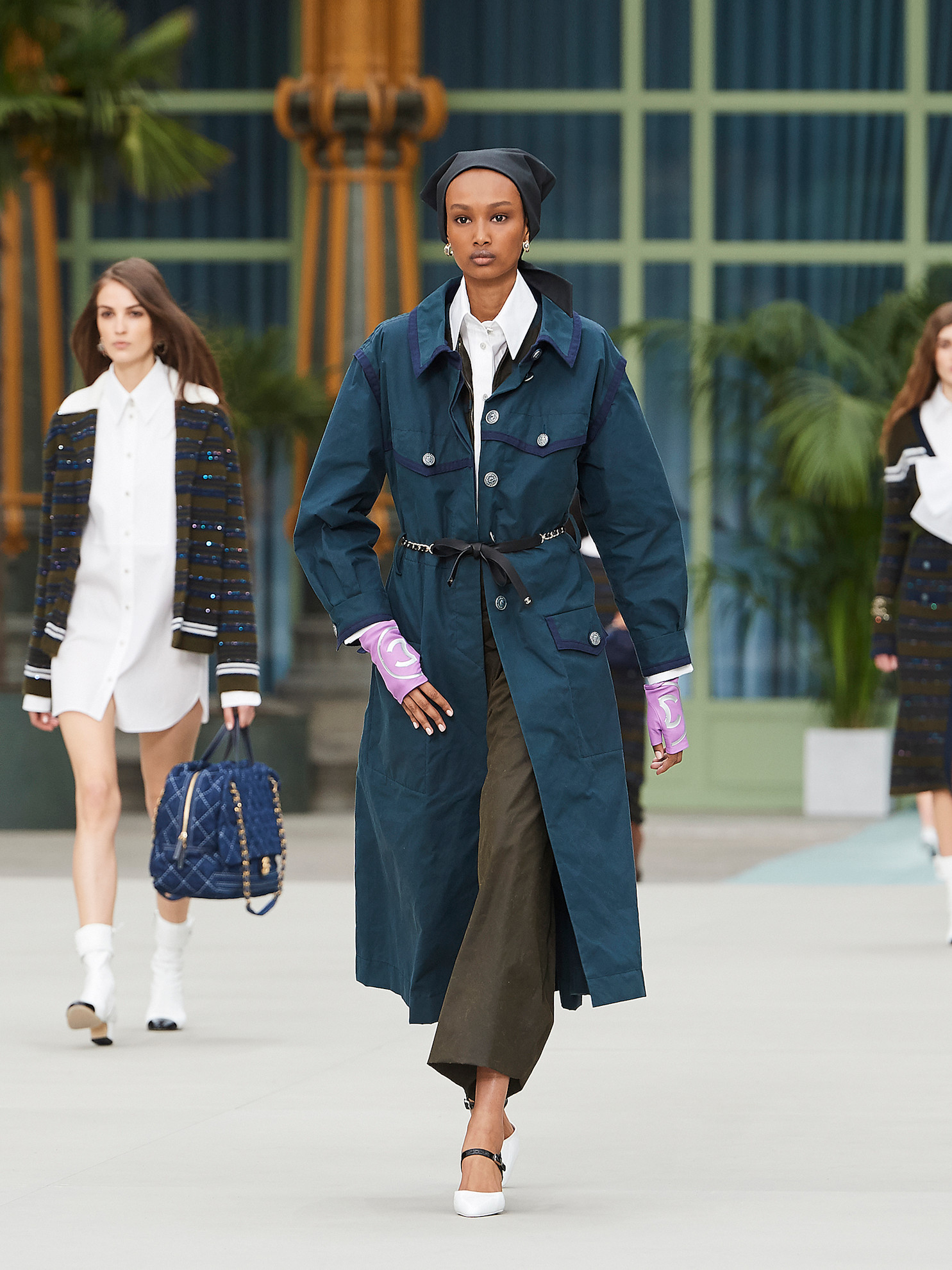 Ugbad Abdi op de catwalk bij Chanel Cruise 2020