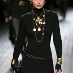Chanel show herfst 2024 Gigi Hadid met schakelketting