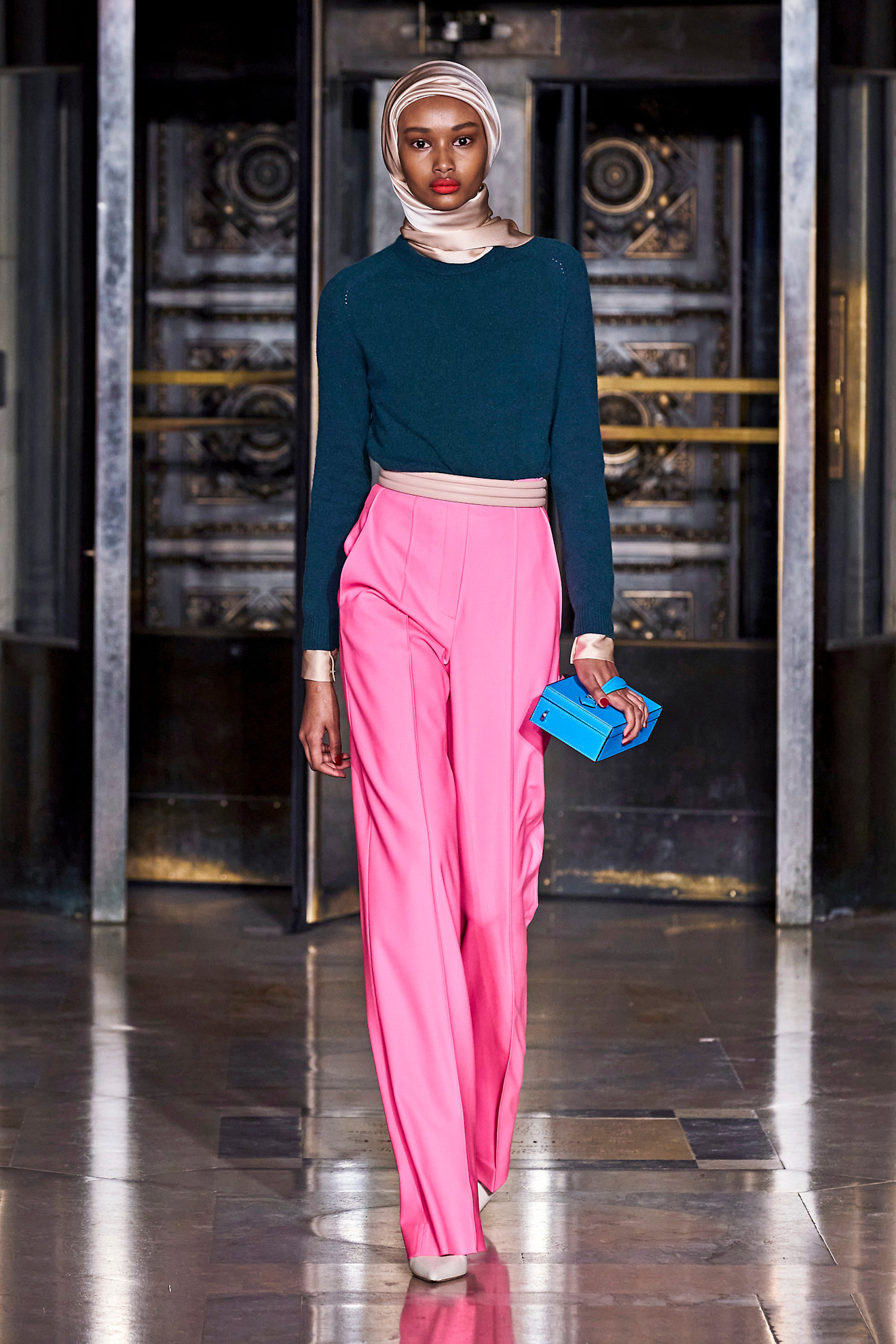 Ugbad Abdi op de catwalk bij Oscar de la Renta herfst/winter 2020