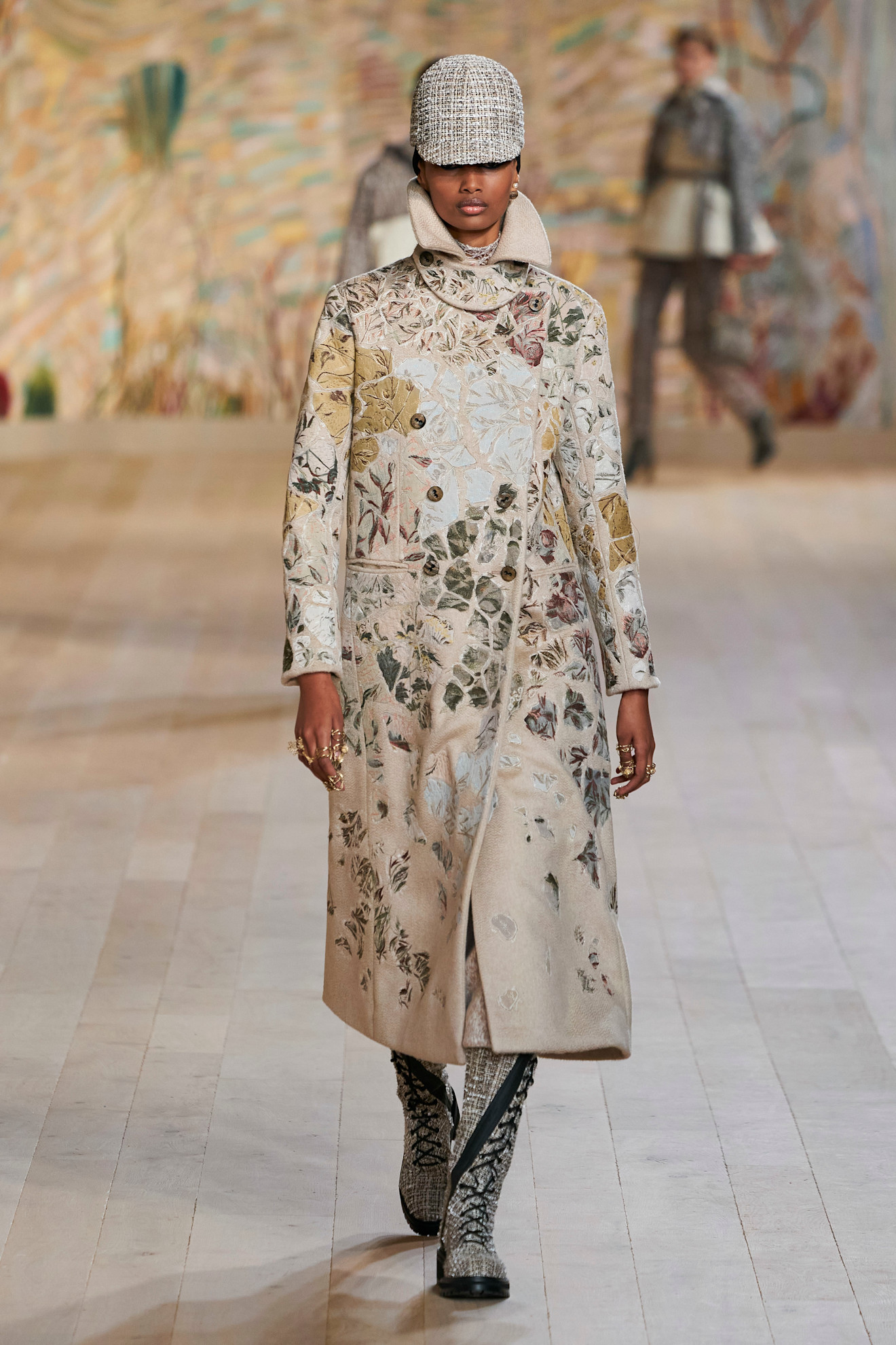 Ugbad Abdi op de catwalk bij Dior couture herfst/winter 2021