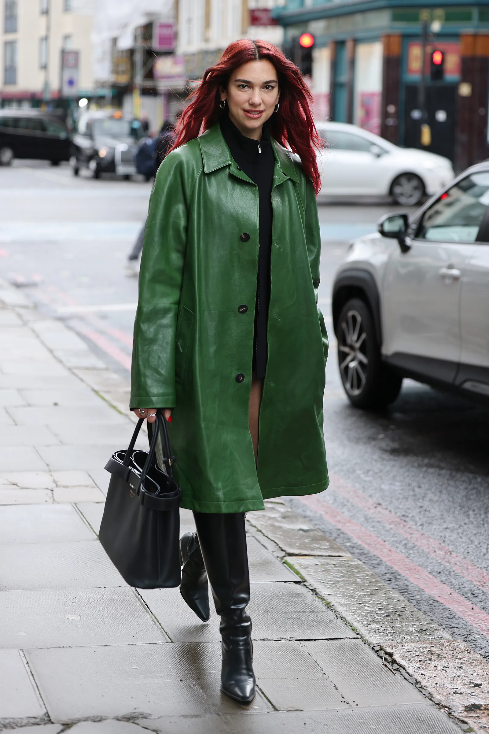 Dua Lipa draagt de buckle bag