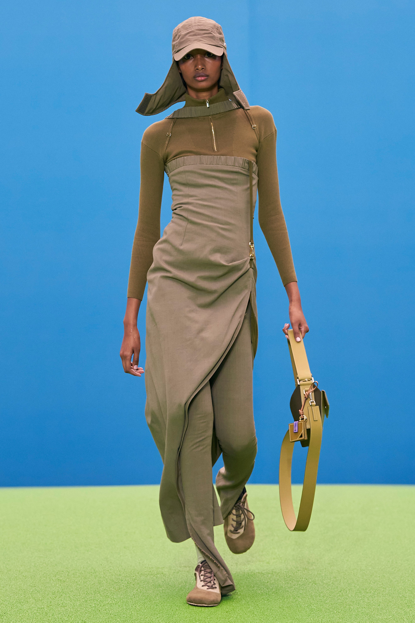 Ugbad Abdi op de catwalk bij Jacquemus herfst/winter 2021