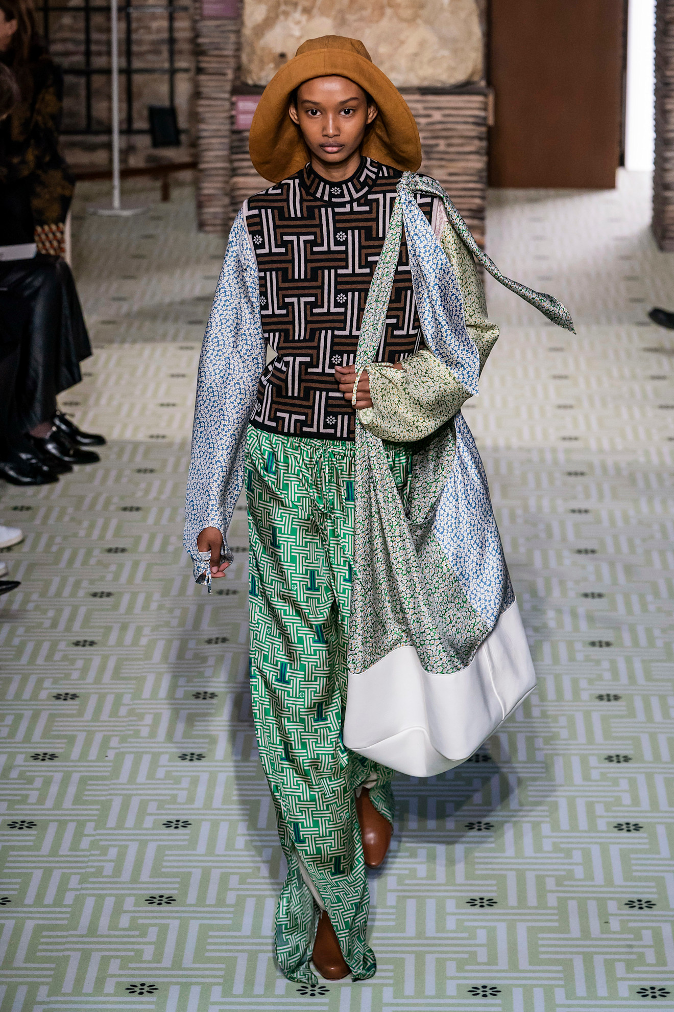 Ugbad Abdi op de catwalk bij Lanvin herfst/winter 2019