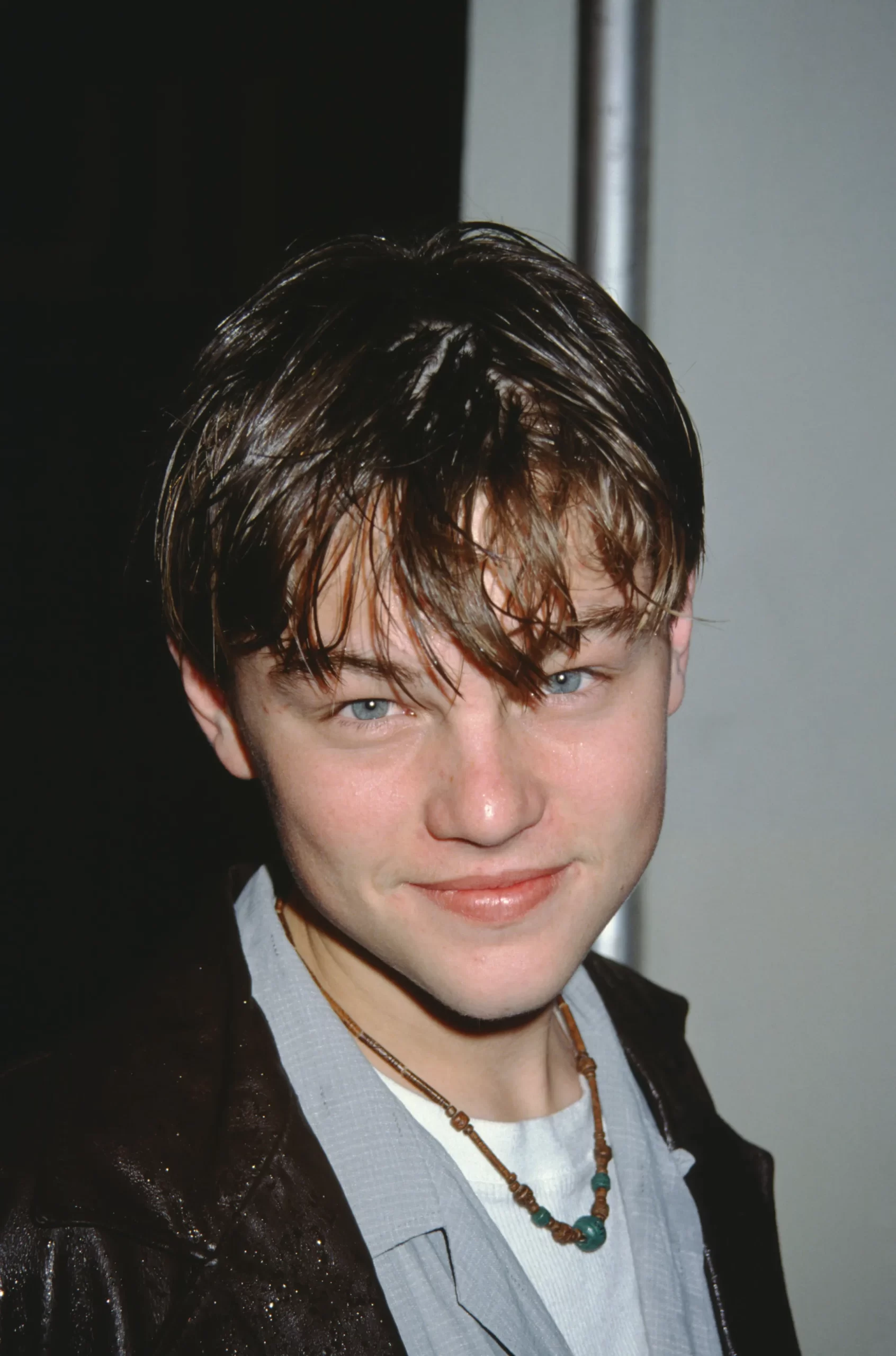 Leonardo DiCaprio - en de welbekende ketting - bij de première van 'Benny & Joon' in Los Angeles, 1993.