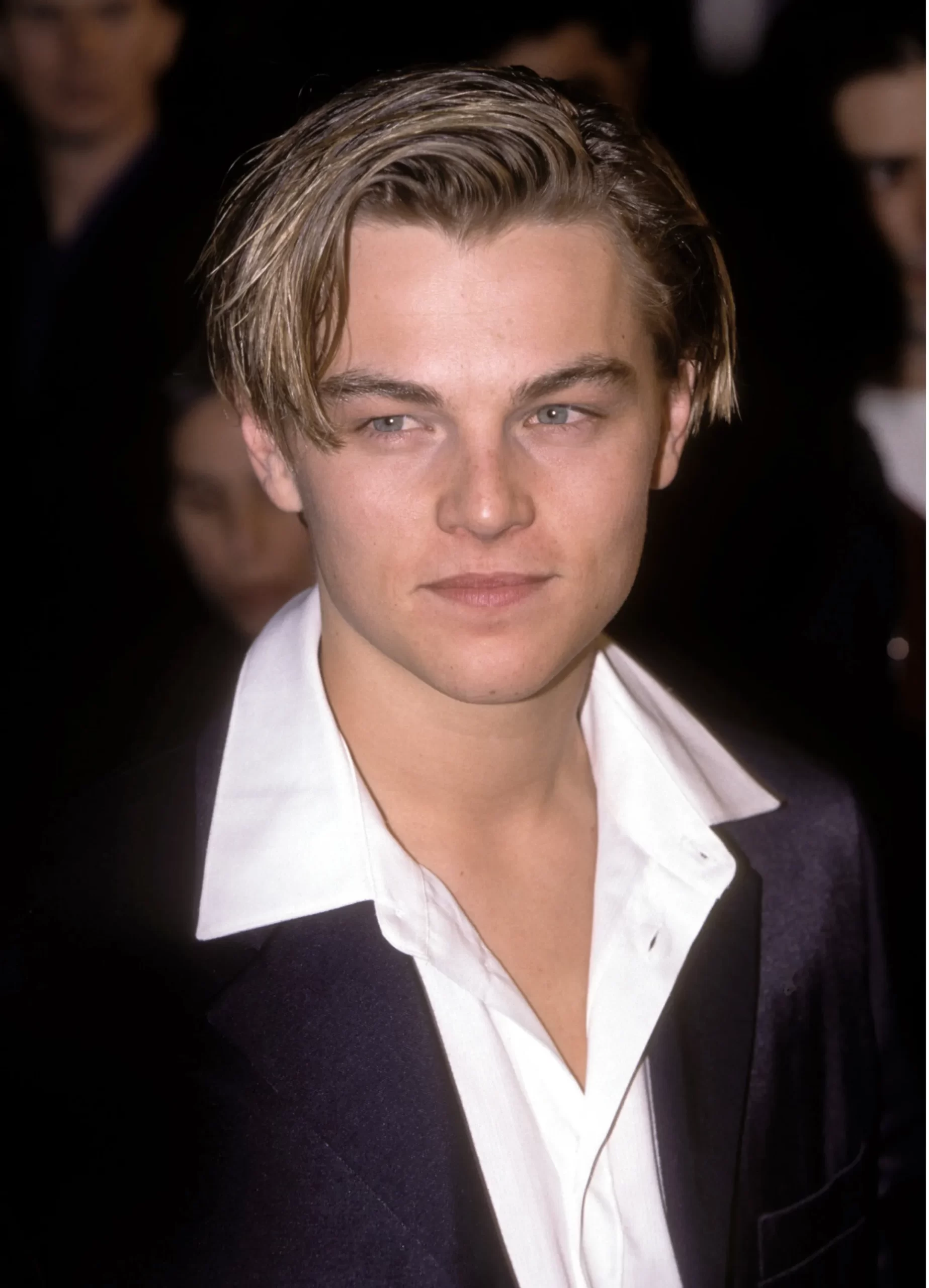 Een opgemaakte DiCaprio voor de 51e Golden Globe Awards, waar hij genomineerd was voor zijn rol in 'What's Eating Gilbert Grape'.