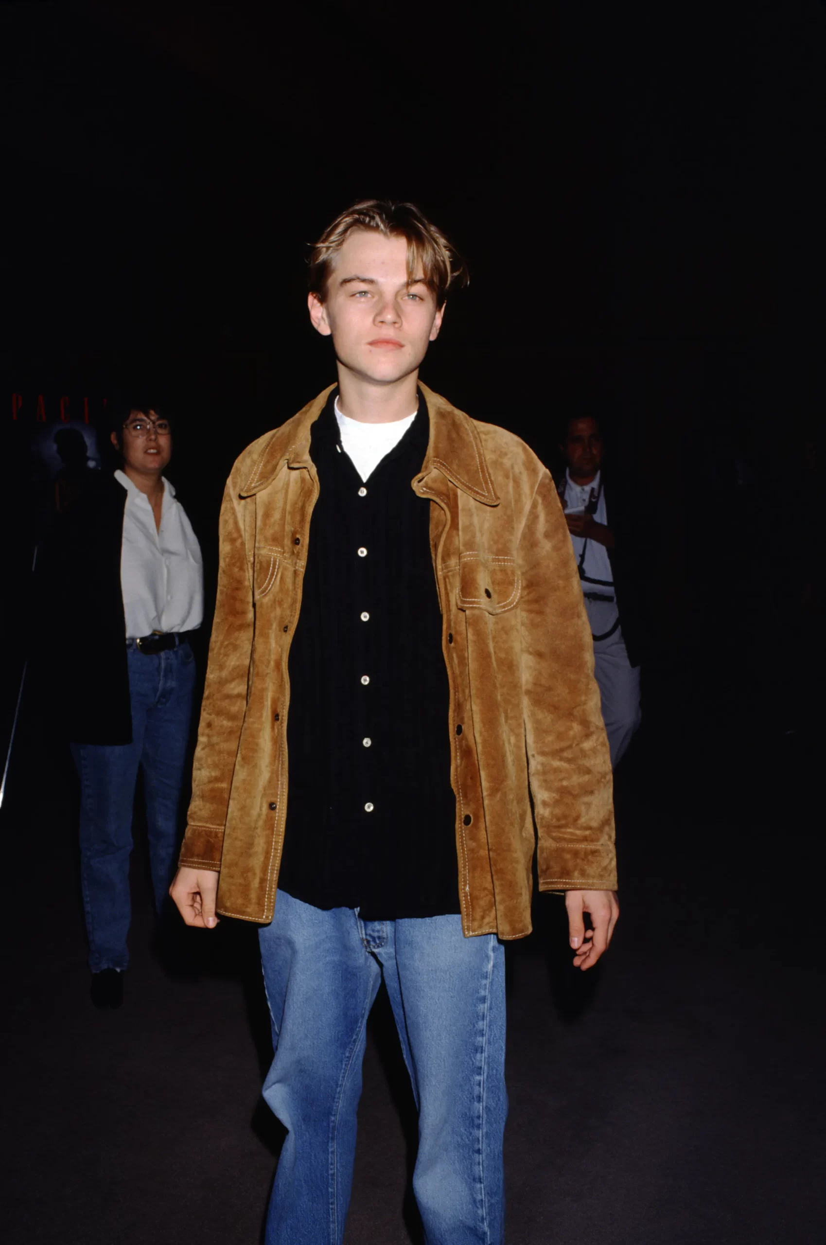 DiCaprio woont in 1994 een evenement bij in Los Angeles in een klassiek bruin suède jasje en zwart 'button-down' overhemd.