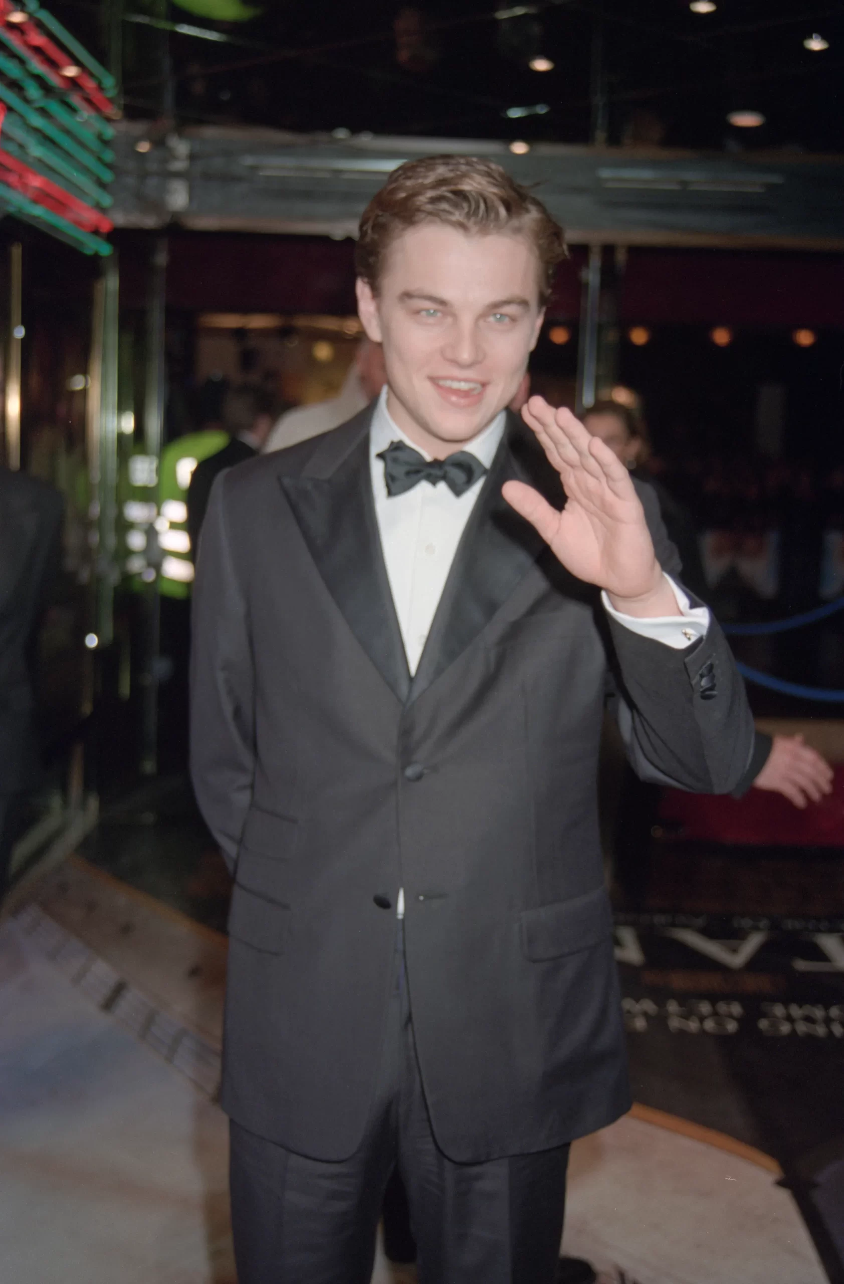 Leonardo DiCaprio woonde de Londense première van 'Titanic' bij in 1997 en toonde zijn gebruikelijke charme met een elegante maar ingetogen stijl - waaraan hij een zijden strikje toevoegde.