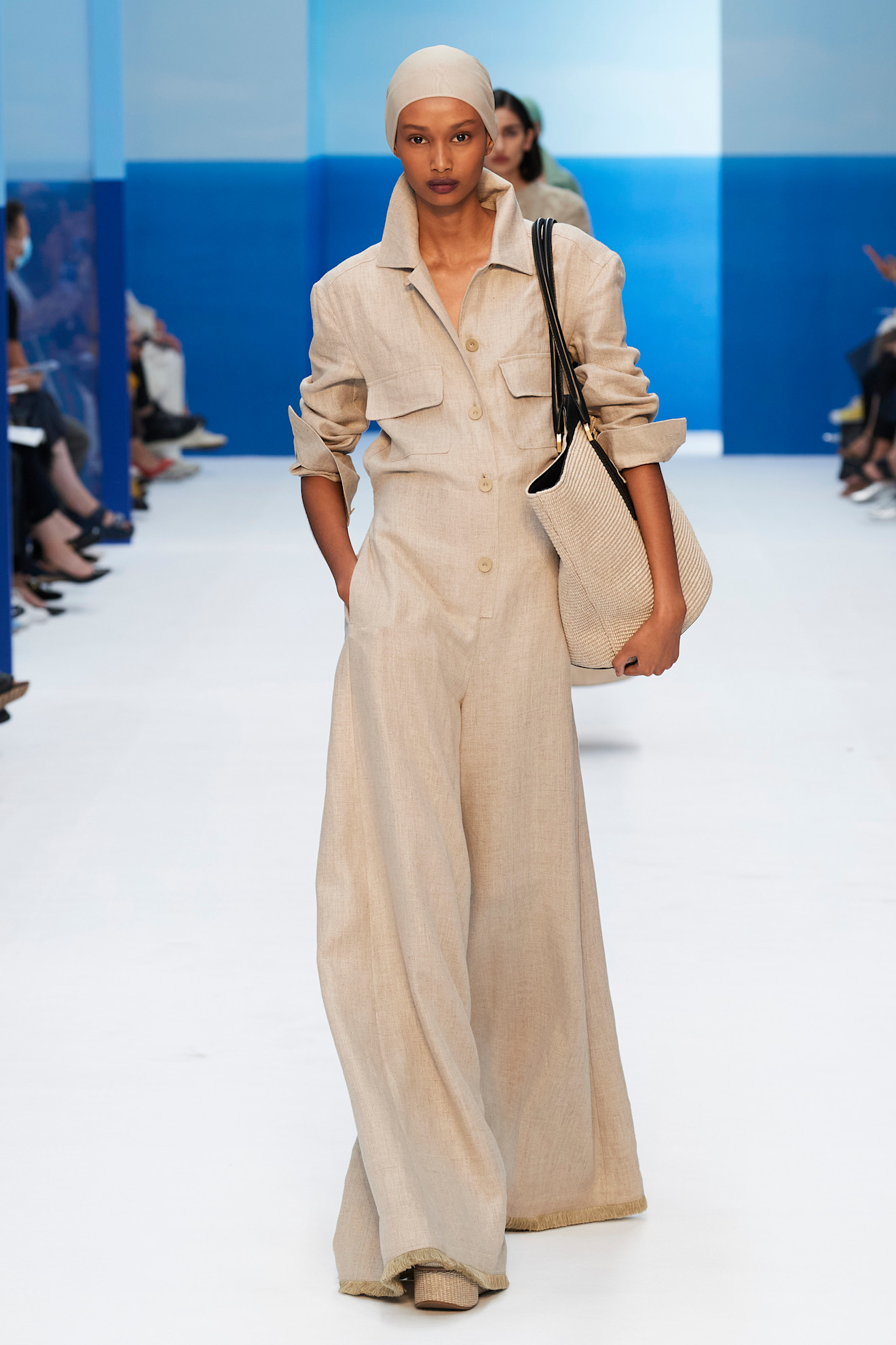 Ugbad Abdi op de catwalk bij Max Mara lente/zomer 2023