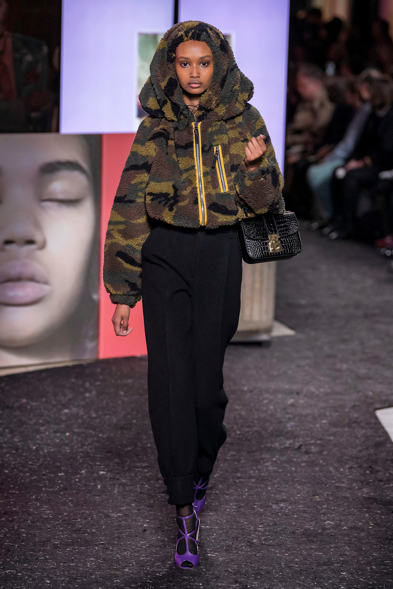 Ugbad Abdi op de catwalk bij Miu Miu herfst/winter 2019