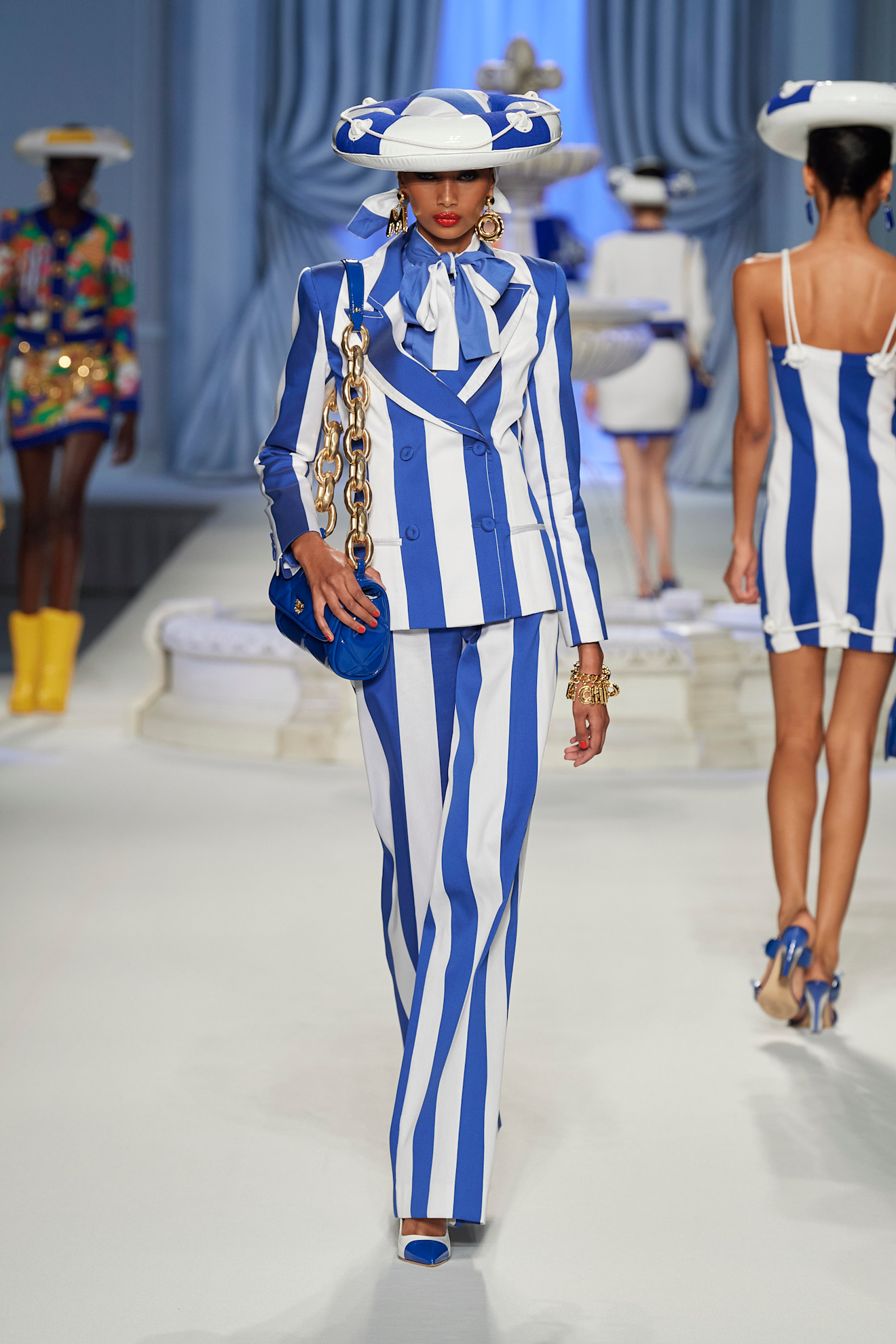 Ugbad Abdi op de catwalk bij Moschino lente/zomer 2023