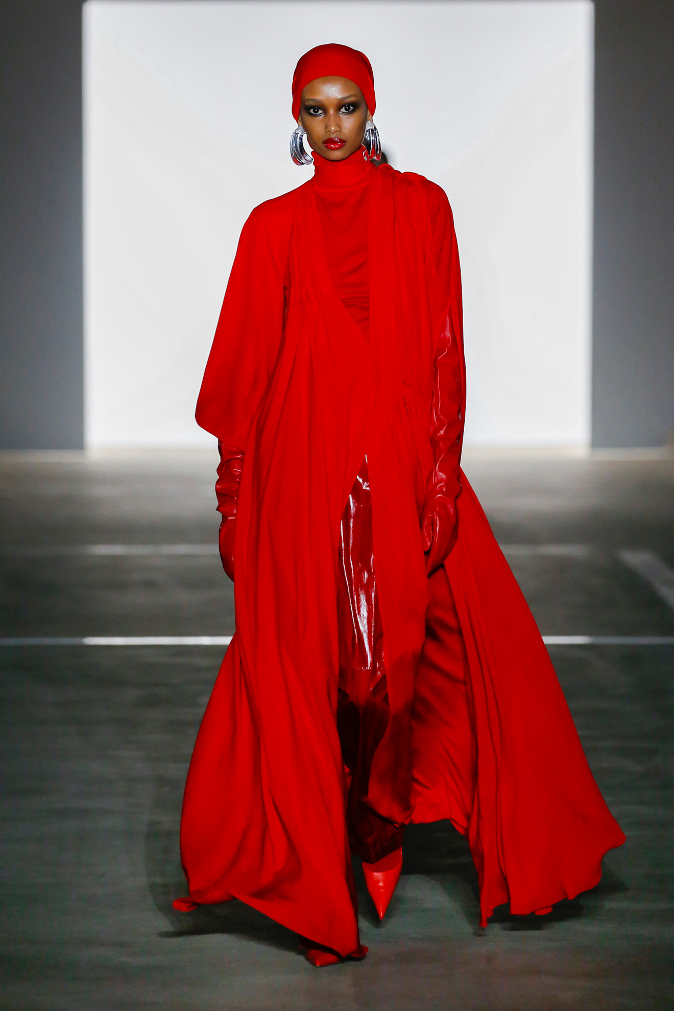 Ugbad Abdi op de catwalk bij Prabal Gurung herfst/winter 2024