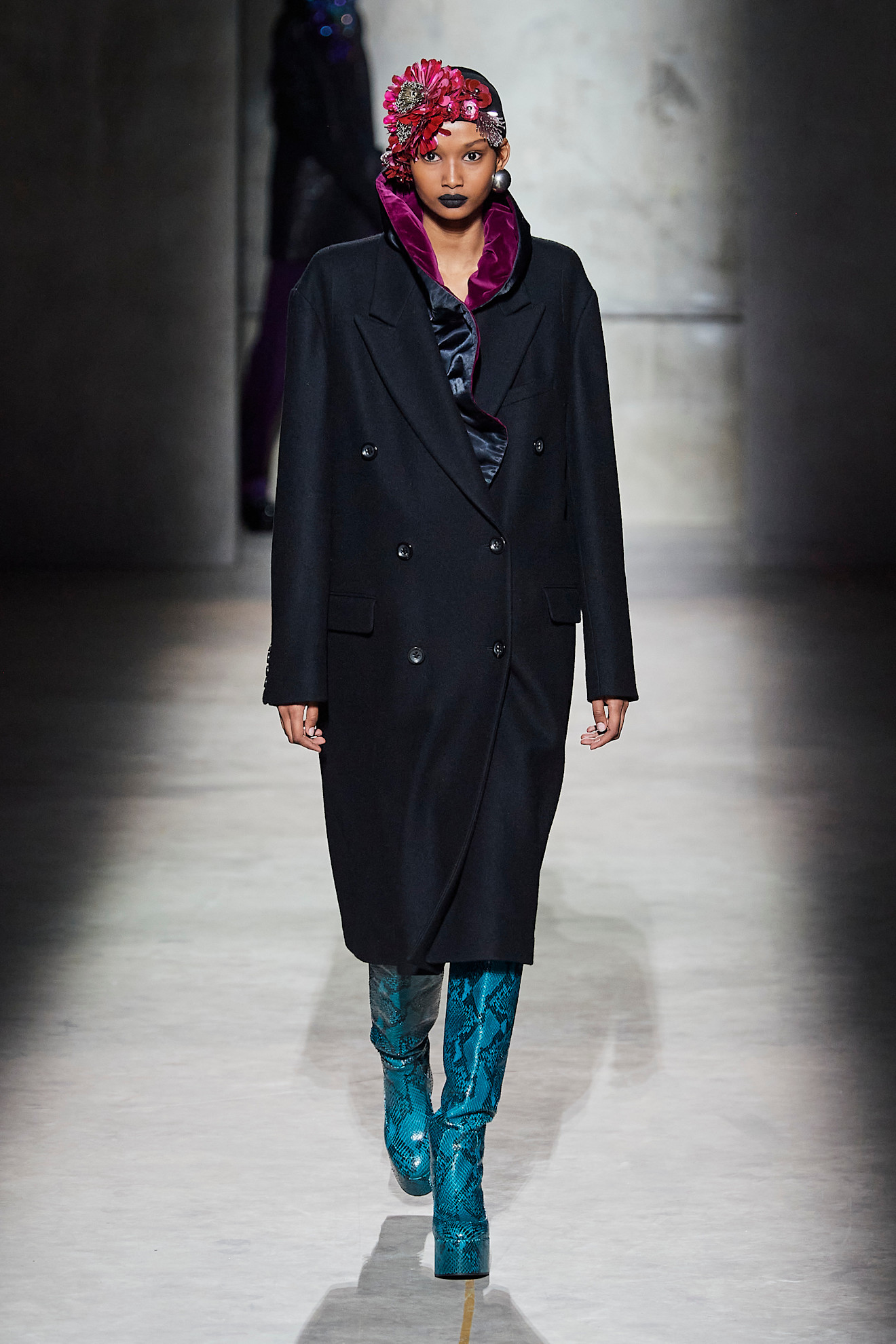 Ugbad Abdi op de catwalk bij Dries Van Noten herfst/winter 2020