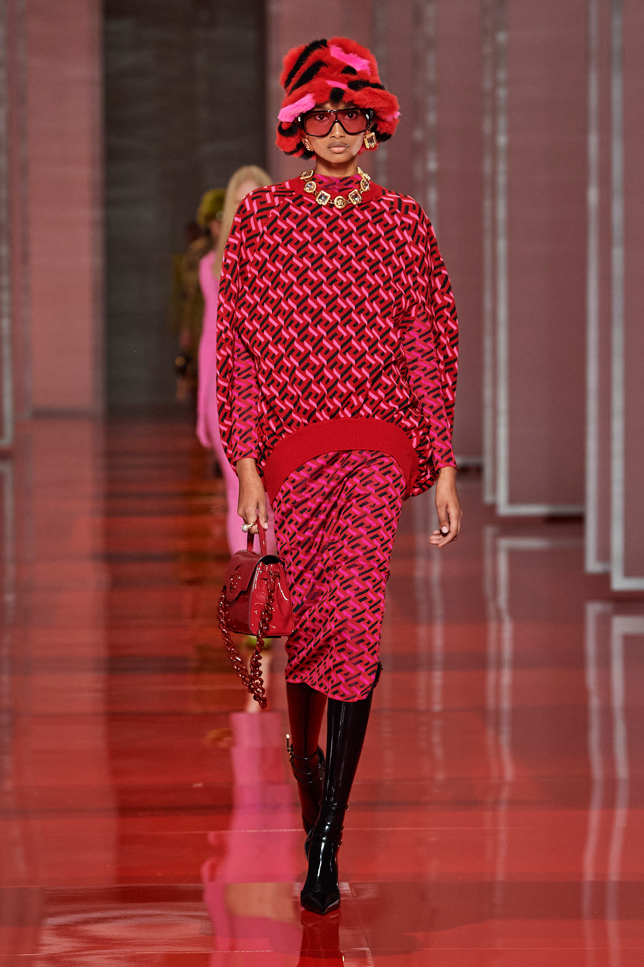 Ugbad Abdi op de catwalk bij Versace herfst/winter 2022