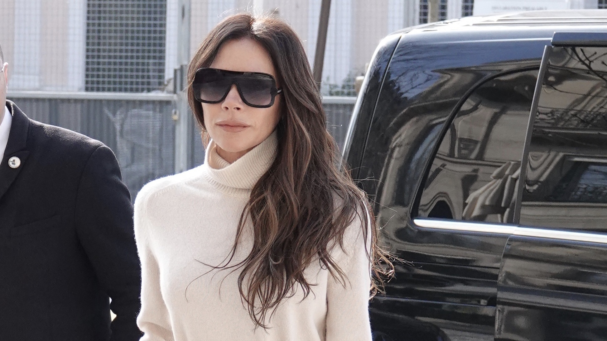 Victoria Beckham draagt een jas met een hoge kraag in Parijs