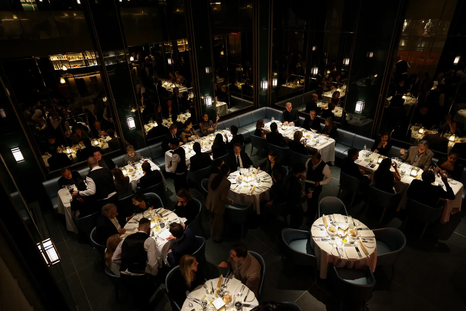 Het interieur van Armani Ristorante