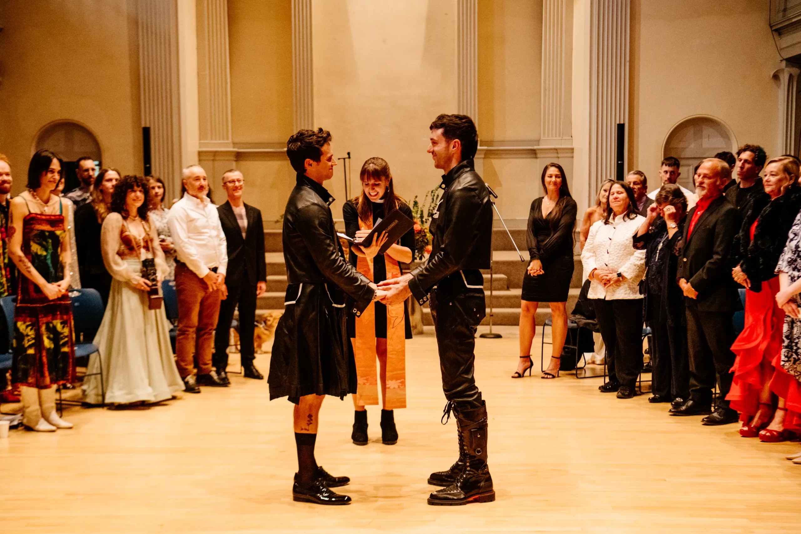 Brandon Flynn en Jordan Tannahill tijdens hun bruiloft