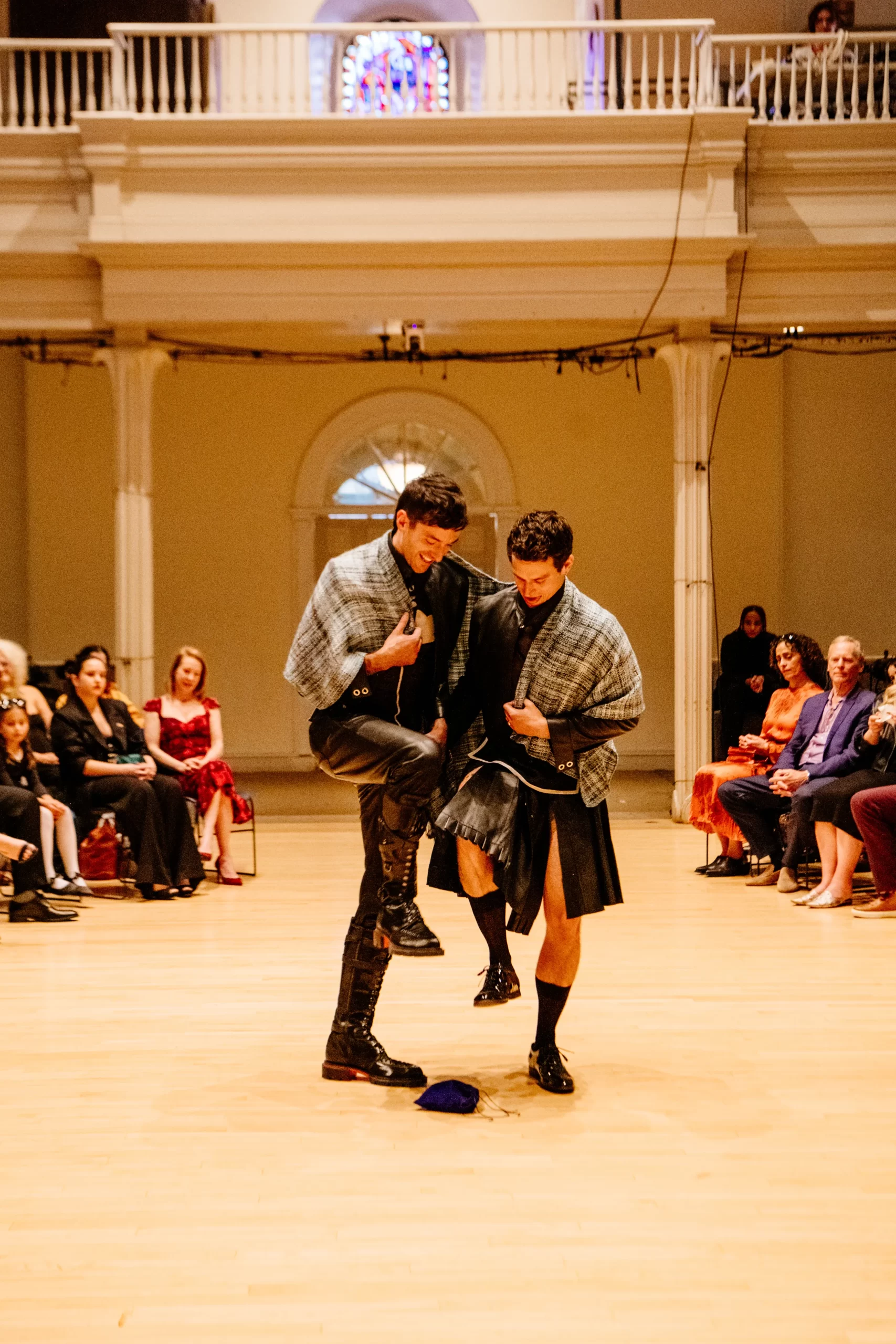 Brandon Flynn en Jordan Tannahill tijdens hun bruiloft