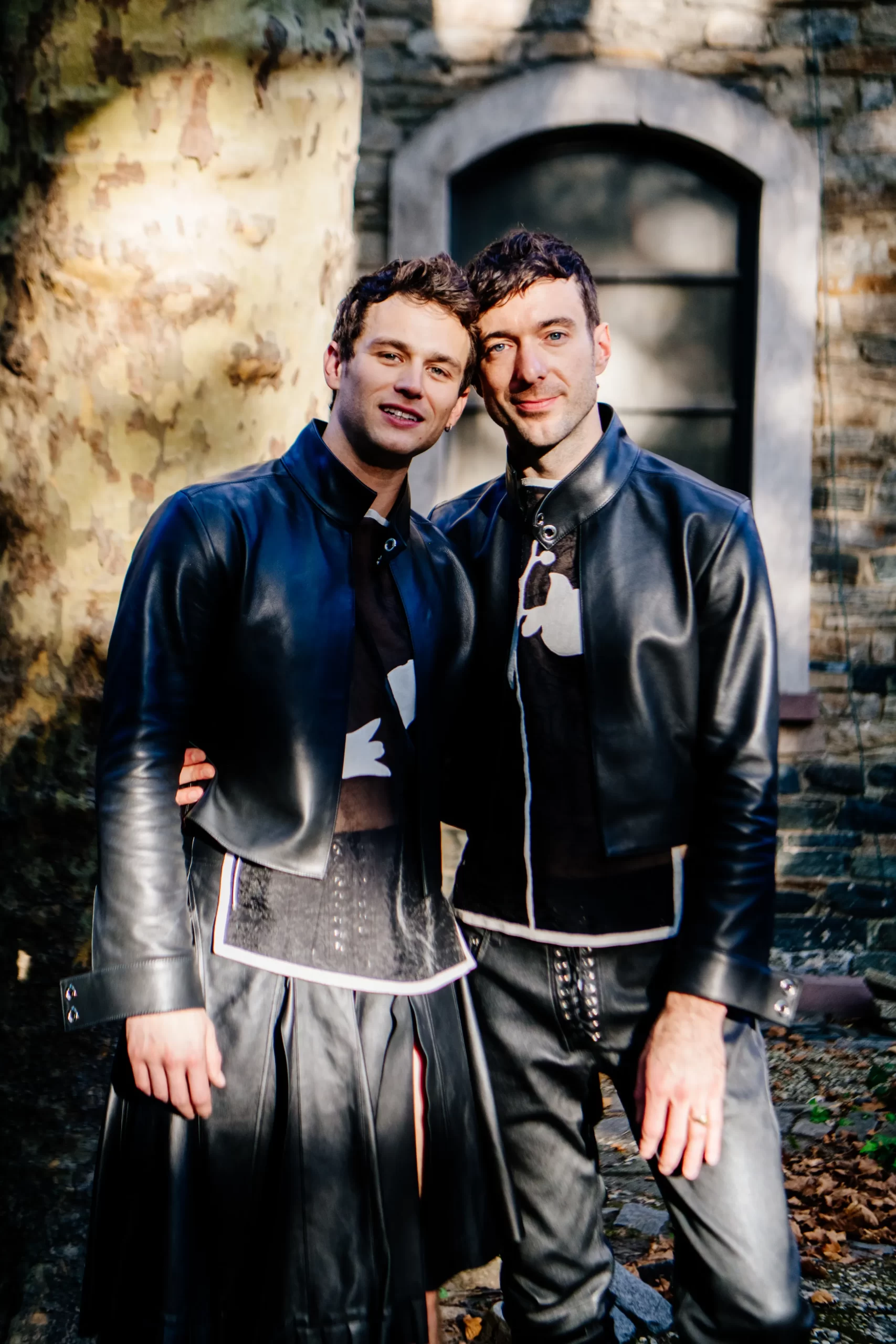 Brandon Flynn en Jordan Tannahill tijdens hun bruiloft