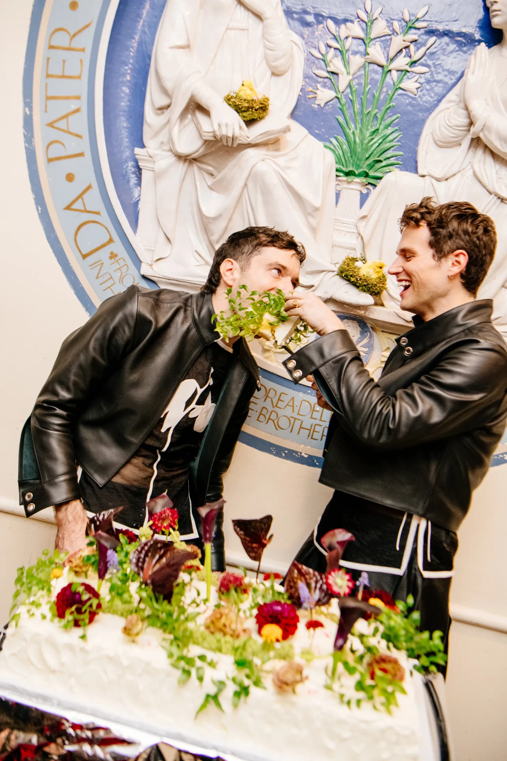 Brandon Flynn en Jordan Tannahill tijdens hun bruiloft