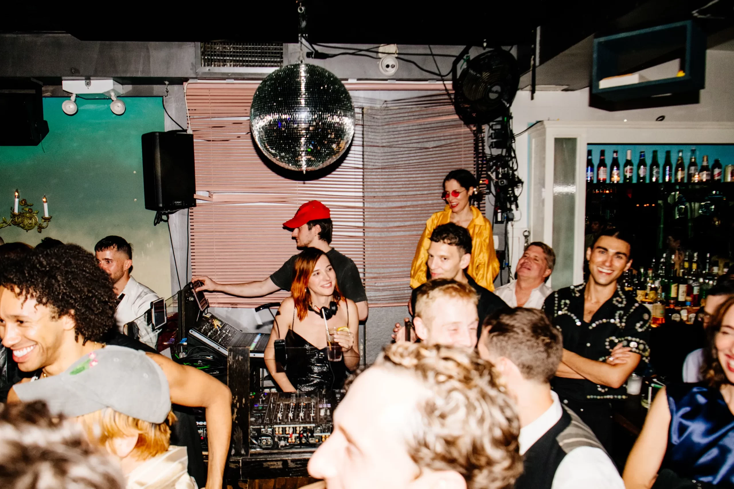 Brandon Flynn en Jordan Tannahill tijdens hun bruiloft