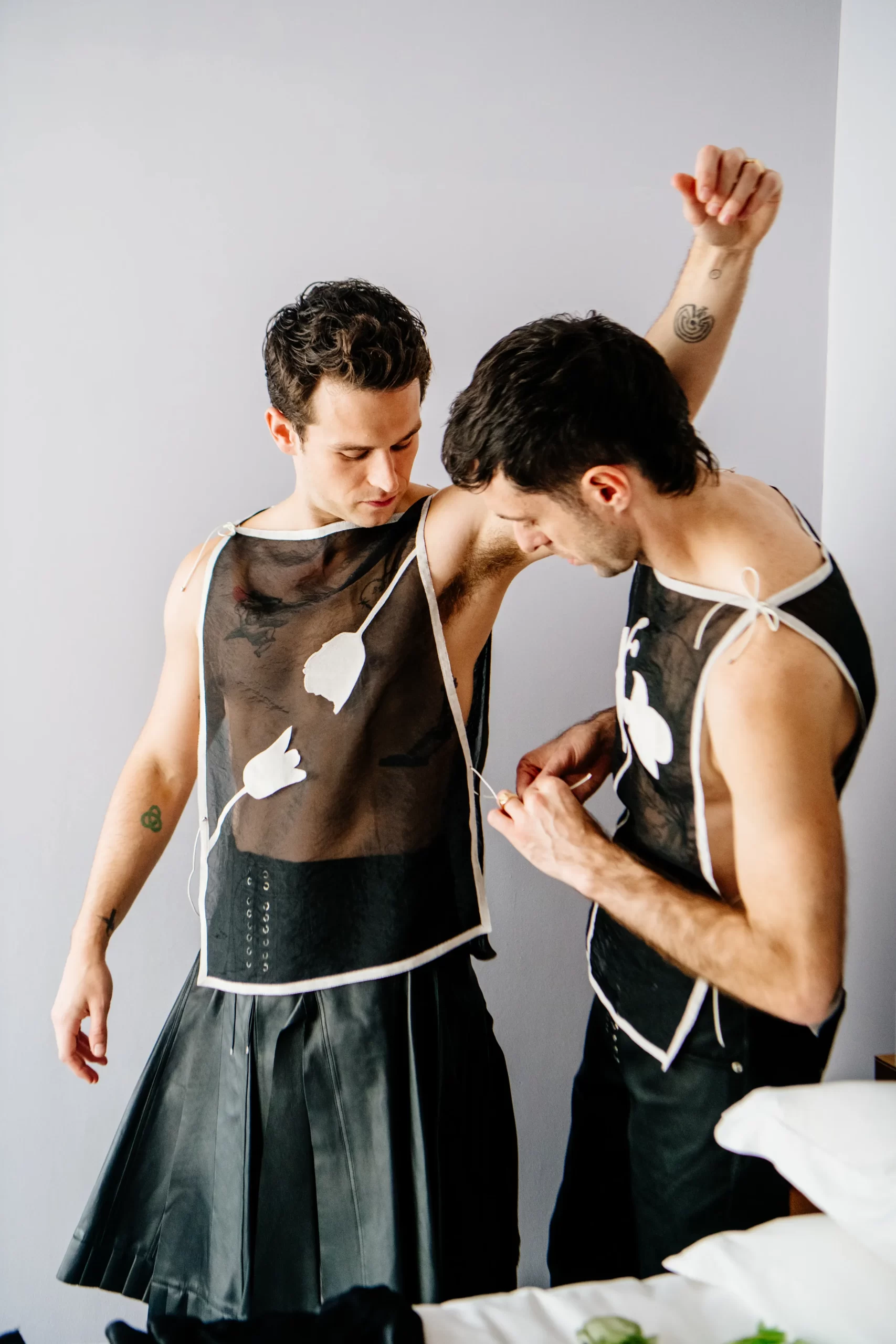 Jordan Tannahill helpt Brandon Flynn tijdens zijn bruiloft met zijn outfit