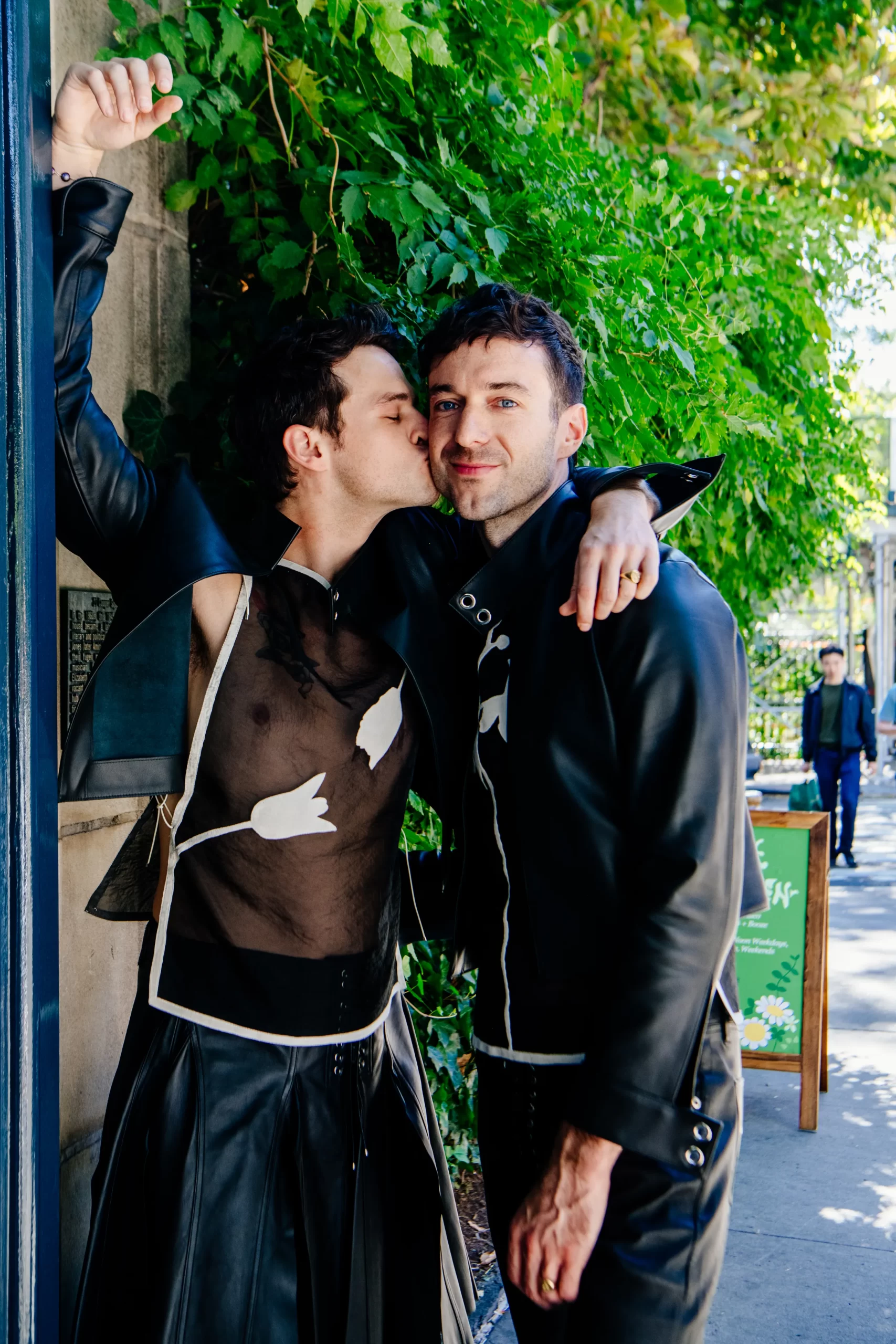 Brandon Flynn en Jordan Tannahill tijdens hun bruiloft