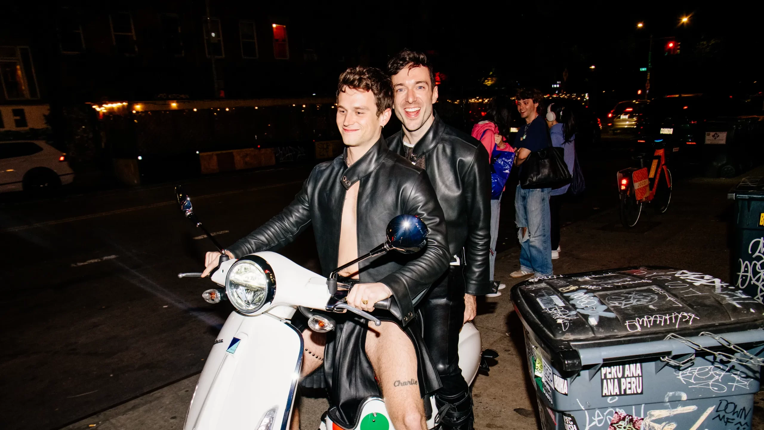 Brandon Flynn en Jordan Tannahill tijdens hun bruiloft