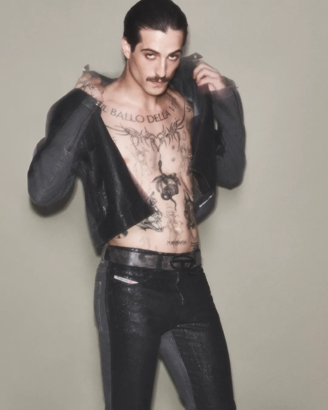 Damiano voor Diesel in zwarte outfit