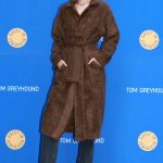 Gigi Hadid in een winterjas-achtige jurk