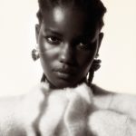 Model met een glowy partyskin in Vogue januari/februari 2025