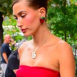 Hailey Bieber omarmt de Blonzing-trend