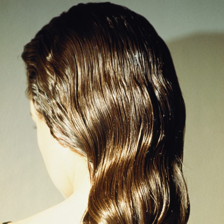 is-slapen-met-vochtig-haar-slecht-experts-leggen-uit-hoe-je-je-haar-s-avonds-hoort-te-drogen-322929